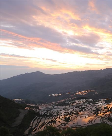 梯田中的光影流轉(zhuǎn)