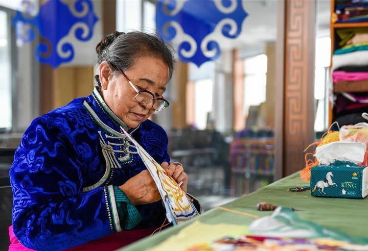 內(nèi)蒙古阿拉善:馬鬃繞線蒙古唐卡助農(nóng)牧民增收