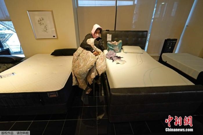 當(dāng)?shù)貢r(shí)間2月17日，美國得州的一家畫廊兼家具店內(nèi)，大批民眾來此避寒取暖，其中不乏一些人帶著被子來過夜。美國近日遭遇極寒天氣侵襲，多地氣溫創(chuàng)近年新低，其中得州災(zāi)情最嚴(yán)重，暴風(fēng)雪導(dǎo)致電網(wǎng)在酷寒中癱瘓，約400萬居民家中長時(shí)間停電。美國國家氣象局表示，得州休斯敦等地的氣溫甚至比靠近北極圈的阿拉斯加還要低。