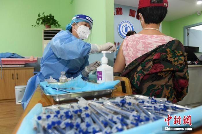 資料圖：市民來到醫(yī)院接種新冠疫苗。 楊華峰 攝