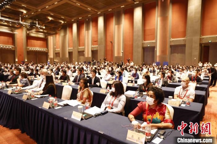 500余名專家學(xué)者、嘉賓代表以線上線下方式參加開幕式?！∈⒓样i 攝