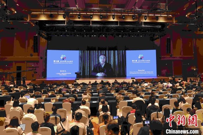 中國(guó)工程院院士、“人民英雄”國(guó)家榮譽(yù)稱號(hào)獲得者張伯禮通過視頻發(fā)表主旨演講?！∈⒓样i 攝