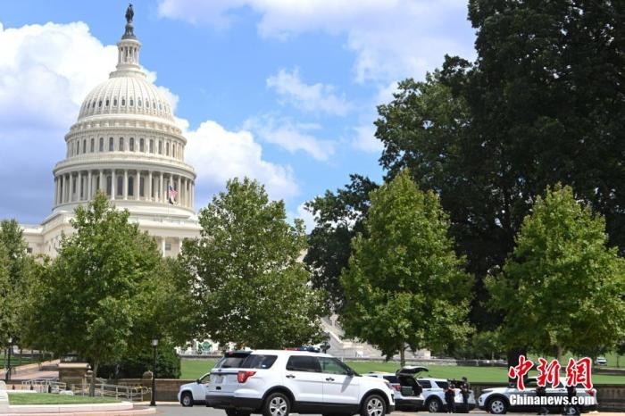 當(dāng)?shù)貢r(shí)間8月19日，一名男子駕駛黑色皮卡至國會圖書館前，并聲稱車上有炸彈。該事件導(dǎo)致美國國會大廈周邊街道封鎖，警方還疏散了周邊國會辦公樓和聯(lián)邦最高法院里的工作人員。圖為警方在美國會大廈西側(cè)廣場警戒。 <a target='_blank' href='http://www.chinanews.com/'>中新社</a>記者 陳孟統(tǒng) 攝