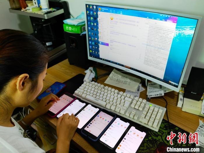 圖為網(wǎng)絡客服為網(wǎng)上“專車座套”客戶答疑釋惑?！巫雍?攝