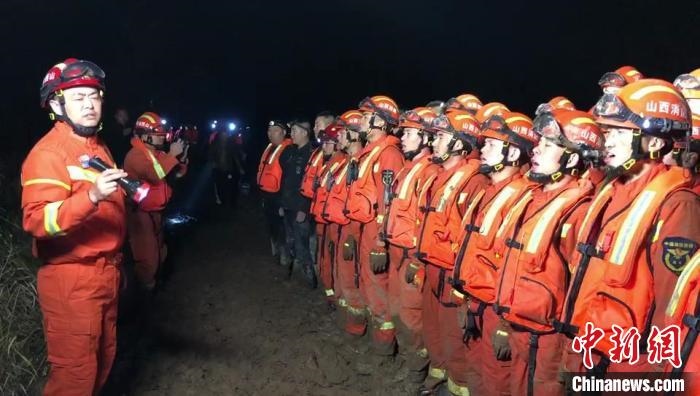 平遙縣消防救援大隊(duì)大隊(duì)長(zhǎng)龔宇作總攻發(fā)起前的動(dòng)員?！￠Z旭輝 攝