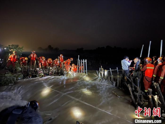 消防員分成左右兩路，同時(shí)發(fā)起決口封堵總攻?！￠Z旭輝 攝