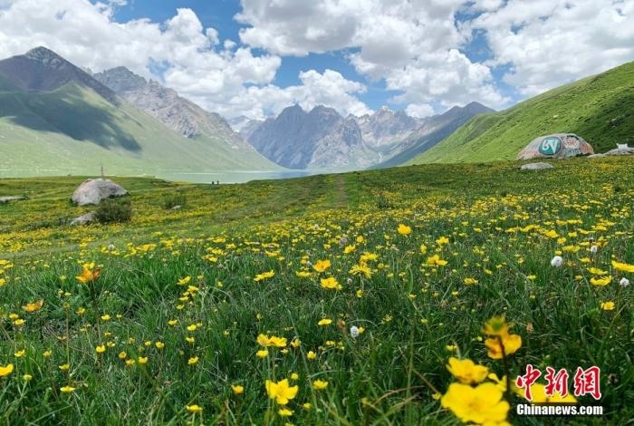 位于青海省果洛藏族自治州久治縣的年保玉則意為“神圣不可侵犯的地方”，山形如蓮花，總面積3469平方公里，保存有冰蝕地貌、冰磧地貌、現(xiàn)代冰川等地質(zhì)遺跡，有“天神后花園”之稱。
<a target='_blank' href='http://www.chinanews.com/'>中新社</a>記者 孫睿 攝