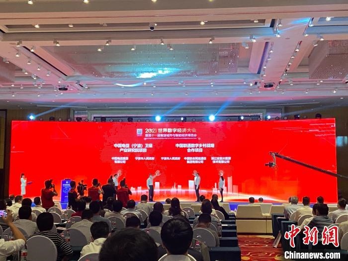 簽約現(xiàn)場?！×植?攝