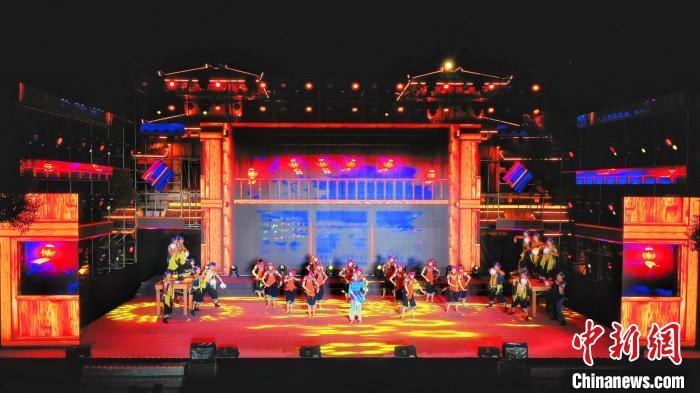 2021昭君文化旅游活動專場晚會現(xiàn)場?！≈苄橇?攝