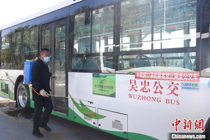 工作人員正在對公交車進(jìn)行消殺?！∮诰?攝