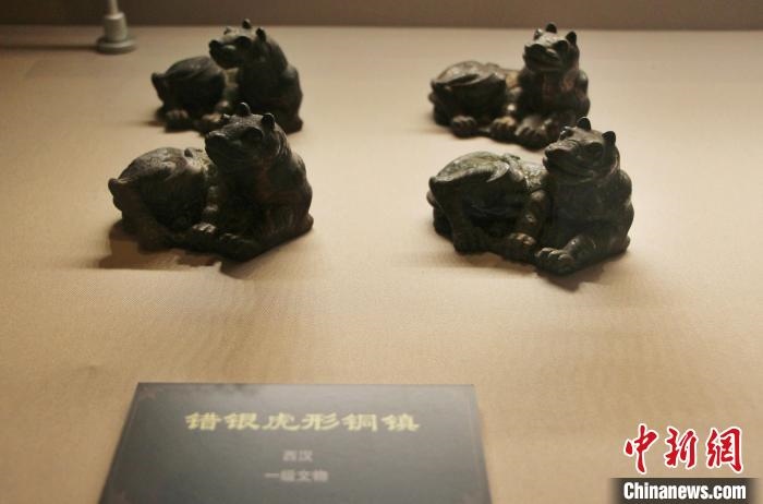 一級文物錯銀虎形銅鎮(zhèn)。　趙曉 攝