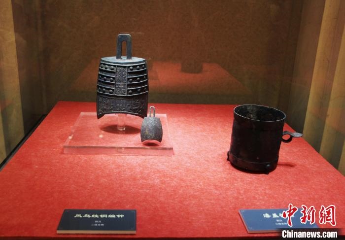 二級文物西漢鳳鳥紋銅編鐘、漆蓋銅卮?！≮w曉 攝