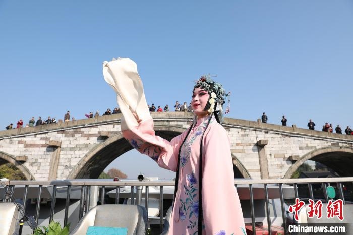 2019京杭對話的大運河京杭雅集活動中，浙江昆劇團國家一級演員楊崑在中國大運河(杭州段)上進行表演?！⌒燔?攝 攝