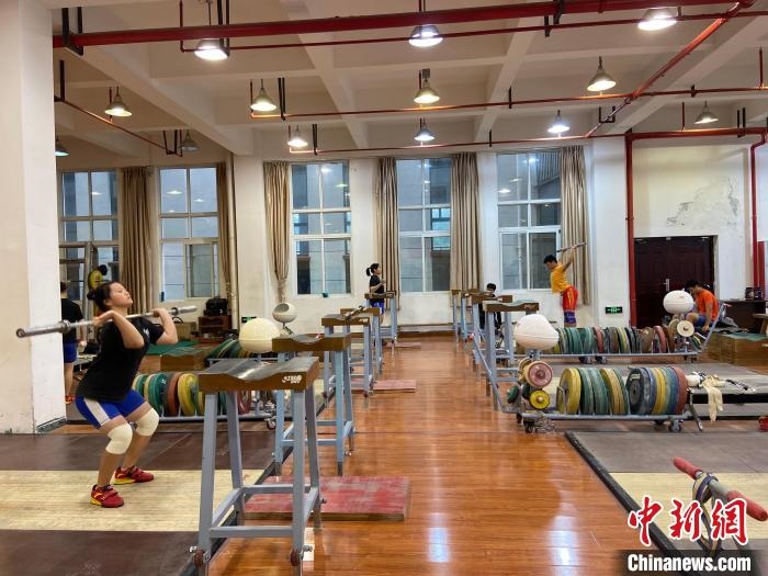 石智勇的師弟師妹們訓(xùn)練場(chǎng)景。　林波 攝