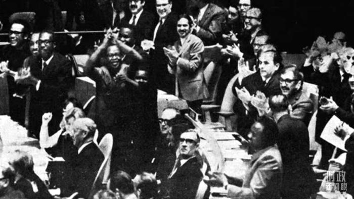 △第2758號(hào)決議通過(guò)后，現(xiàn)場(chǎng)爆發(fā)出熱烈歡呼聲。(資料圖)