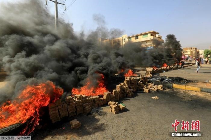 當(dāng)?shù)貢r(shí)間10月25日，蘇丹局勢(shì)發(fā)生突變，過渡政府總理被“綁架”，政府部長(zhǎng)被軍方抓捕，國家進(jìn)入緊急狀態(tài)，大量民眾走上街頭對(duì)軍方行動(dòng)進(jìn)行抗議，已有7人在抗議活動(dòng)中死亡，140人受傷。圖為抗議活動(dòng)中燃燒的輪胎。