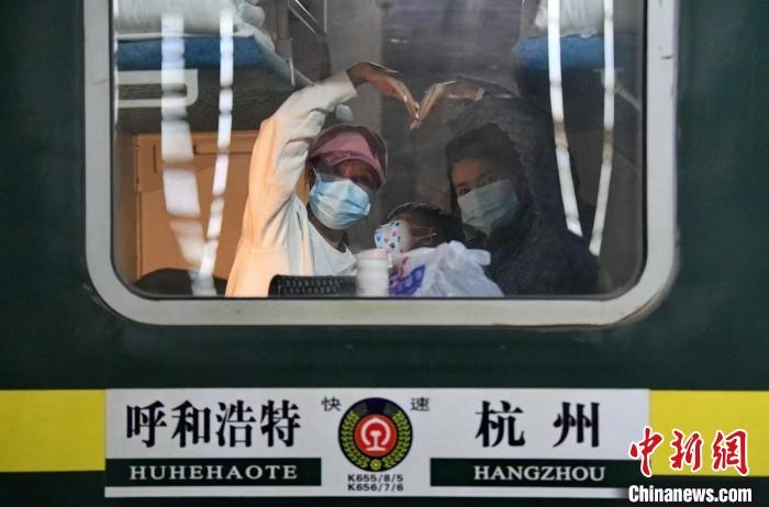 圖為登上轉(zhuǎn)運火車的游客向額濟納比心?！⊥趵?攝