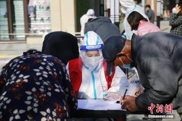 資料圖：青海省西寧市城西區(qū)一核酸檢測采樣點(diǎn)，居民進(jìn)行信息登記。<a target='_blank' href='http://www.chinanews.com/'>中新社</a>記者 馬銘言 攝