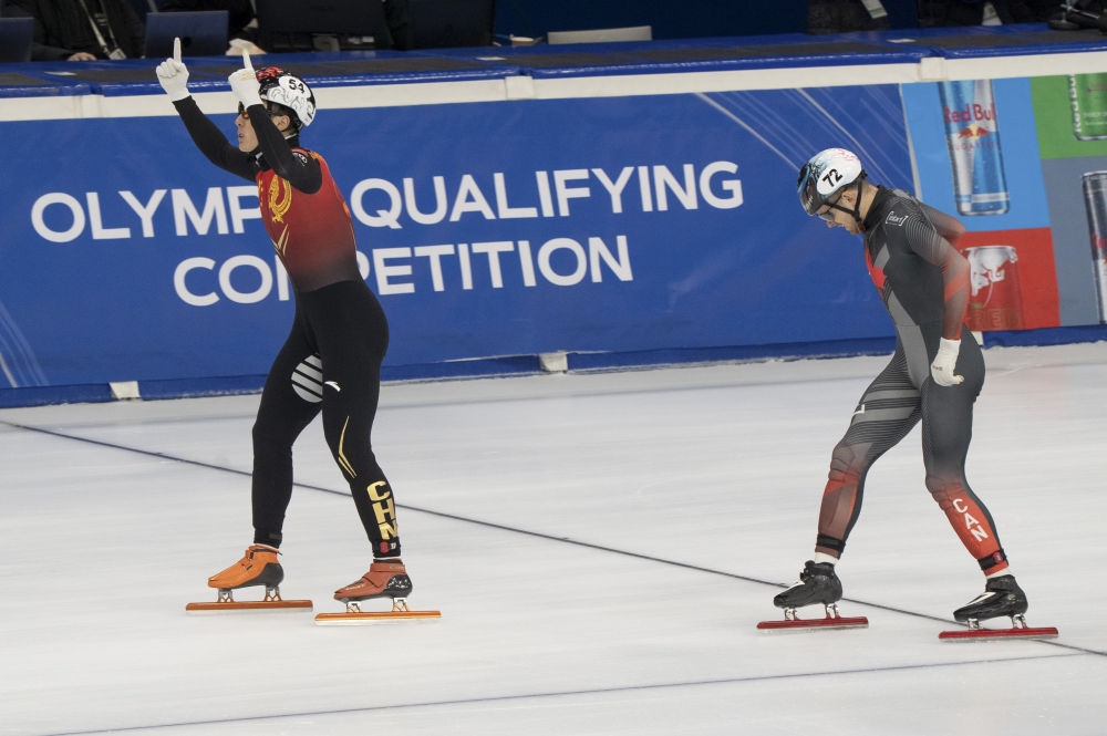 11月20日，任子威(左)在比賽后慶祝。新華社發(fā)(弗爾季·奧蒂洛 攝)