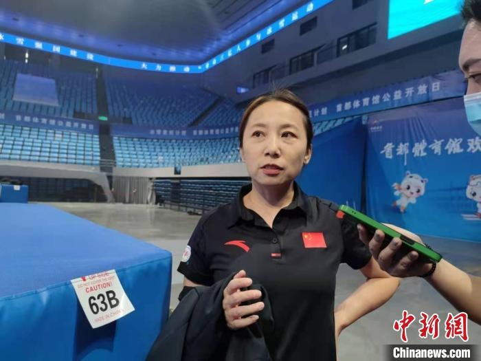 中國滑冰協(xié)會主席、前中國短道速滑隊主教練李琰表示，”冰雪惠民計劃“能推動更多人上冰 郝凌宇 攝