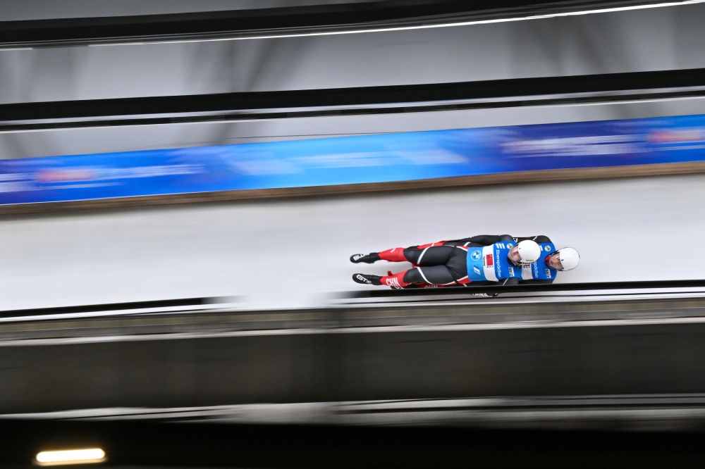 11月21日，“相約北京”國際雪橇聯(lián)合會雪橇世界杯，中國選手黃葉波/彭俊越在團(tuán)體接力比賽中。新華社記者陳益宸攝
