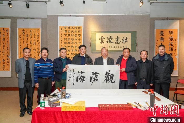 圖為百名將軍書(shū)畫(huà)展活動(dòng)現(xiàn)場(chǎng)。　宋秀杰 攝 攝