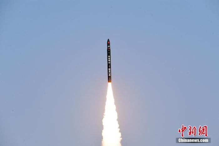 北京時(shí)間2021年12月7日12時(shí)12分，谷神星一號(hào)遙二運(yùn)載火箭在中國(guó)酒泉衛(wèi)星發(fā)射中心成功發(fā)射升空，將搭載的天津大學(xué)一號(hào)、麗澤一號(hào)、寶醞號(hào)、金紫荊五號(hào)、金紫荊一號(hào)03星等5顆小衛(wèi)星順利送入預(yù)定軌道，發(fā)射任務(wù)獲得圓滿(mǎn)成功。汪江波 攝