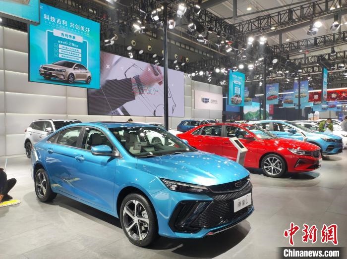 長(zhǎng)沙國(guó)際車展上展出的汽車?！√菩∏?攝