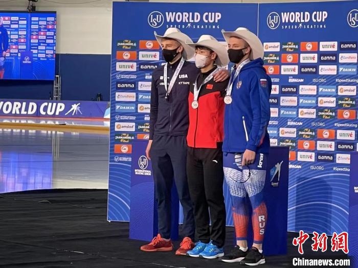 寧忠?guī)r在頒獎儀式上。　黑龍江省體育局提供