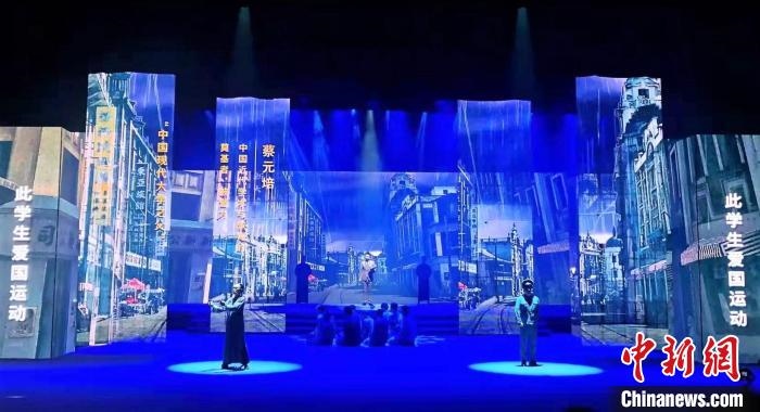 圖為“百年風(fēng)華”大型音樂(lè)史詩(shī)劇現(xiàn)場(chǎng)?！⒑ｌ` 攝