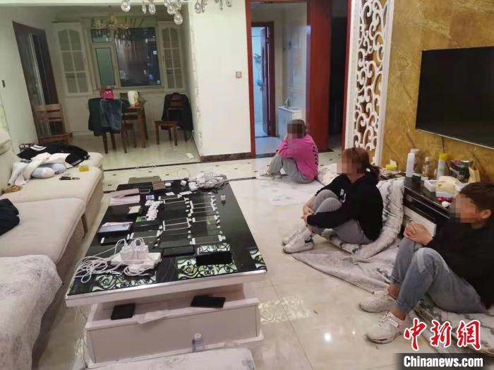 資料圖為果洛藏族自治州公安民警抓獲的犯罪嫌疑人?！‖斍呖h公安局供圖