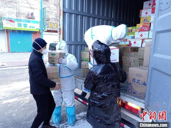 圖為滿洲里物資保障巡回補給車隊配貨現(xiàn)場?！∏靥饌?攝