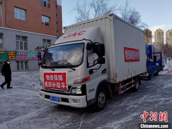 圖為滿洲里物資保障巡回補給車隊配貨現(xiàn)場?！∏靥饌?攝