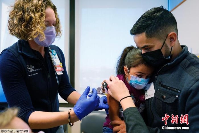 資料圖：當(dāng)?shù)貢r(shí)間11月3日，美國華盛頓，國立兒童醫(yī)院為孩子接種疫苗。美國新冠疫苗接種進(jìn)入了一個(gè)新階段，數(shù)百萬名小學(xué)生現(xiàn)在可以接種疫苗。