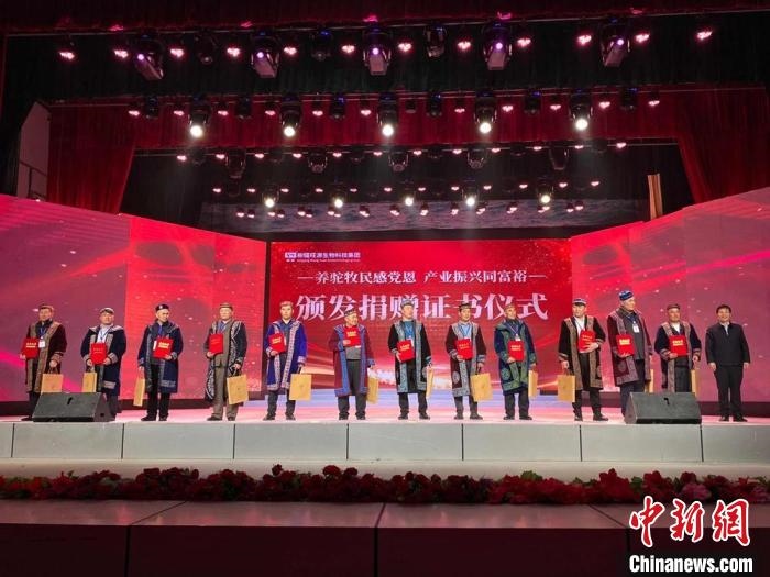 阿勒泰地區(qū)牧民靠企業(yè)的幫扶走上了致富道路。　郭靜琨 攝