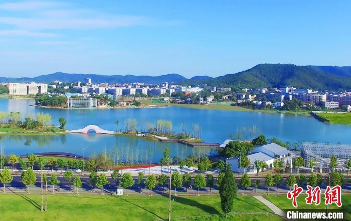 后湖藝術(shù)園?！√菩∏?攝