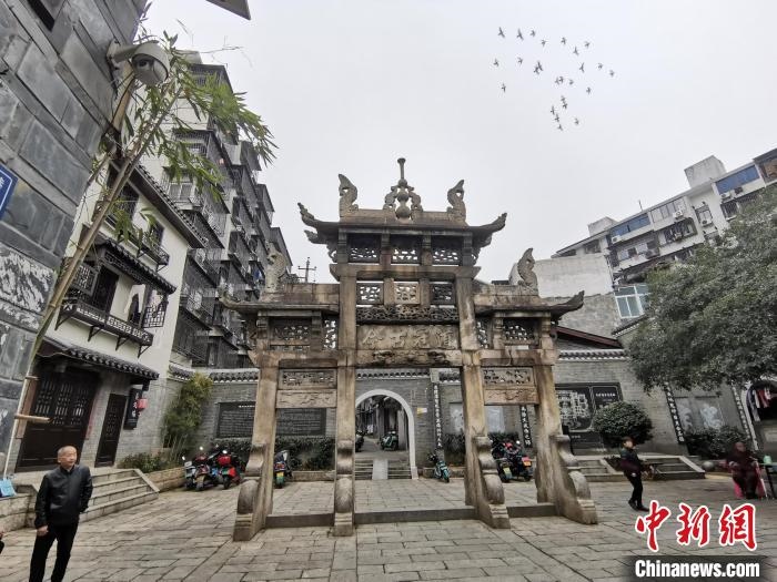 “道冠古今”牌坊。　梁山 攝