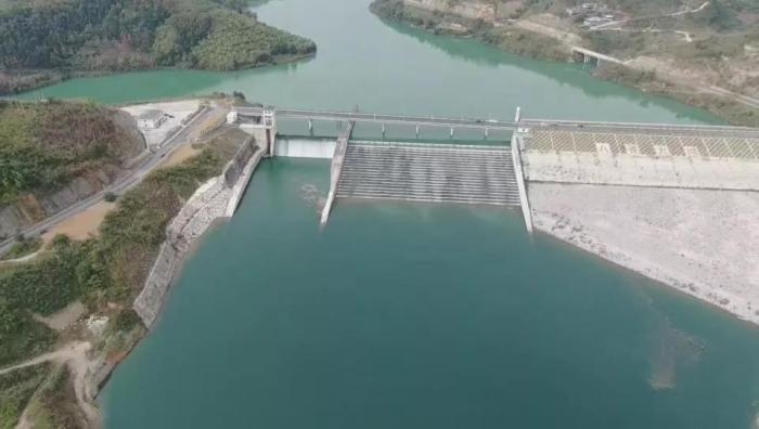 　　圖1 2021年12月7日，督察組使用無人機(jī)拍攝，保護(hù)區(qū)實(shí)驗(yàn)區(qū)內(nèi)的八吝大壩已建成，且未設(shè)置過魚設(shè)施