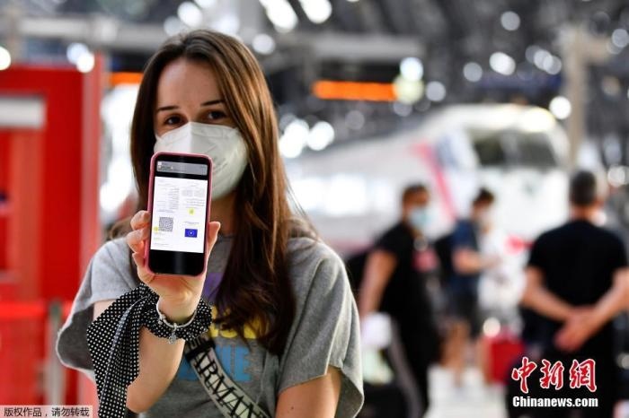 當(dāng)?shù)貢r間2021年9月1日，意大利米蘭，乘客在火車站出示的健康證明。