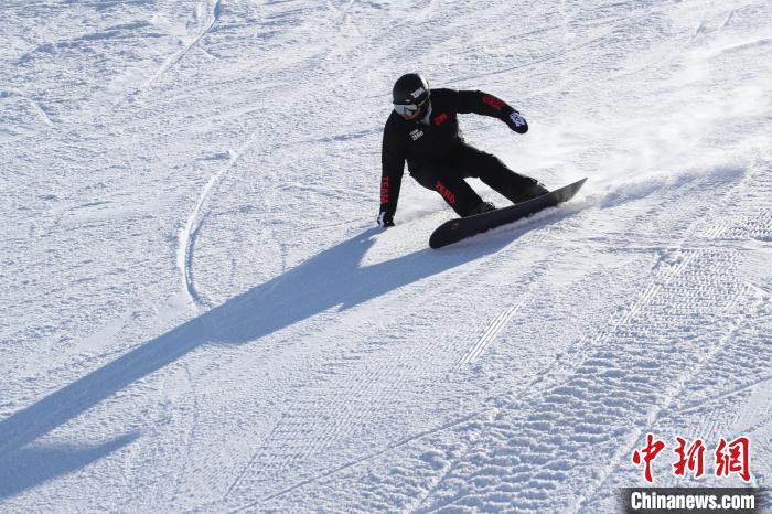 圖為滑雪場現(xiàn)場。　許婷 攝