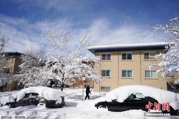 資料圖：當(dāng)?shù)貢r(shí)間2021年3月15日，美國科羅拉多州丹佛，當(dāng)?shù)赜瓉韽?qiáng)暴風(fēng)雪天氣，城市被積雪覆蓋。