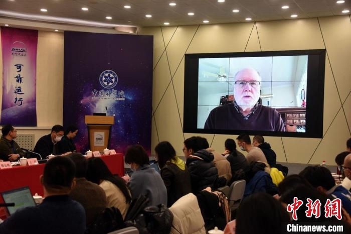 美國(guó)伊利諾伊大學(xué)教授理查德？克魯切爾通過(guò)視頻點(diǎn)評(píng)FAST測(cè)量星際磁場(chǎng)最新研究成果。　<a target='_blank' href='/'>中新社</a>記者 孫自法 攝