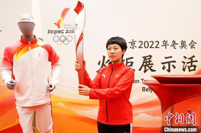 溫哥華冬奧會冠軍張會展示北京2022年冬奧會火炬?！〗x 攝