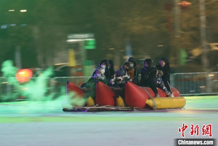 民眾沉醉在冰上香蕉船的快樂中?！∮诤Ｑ?攝