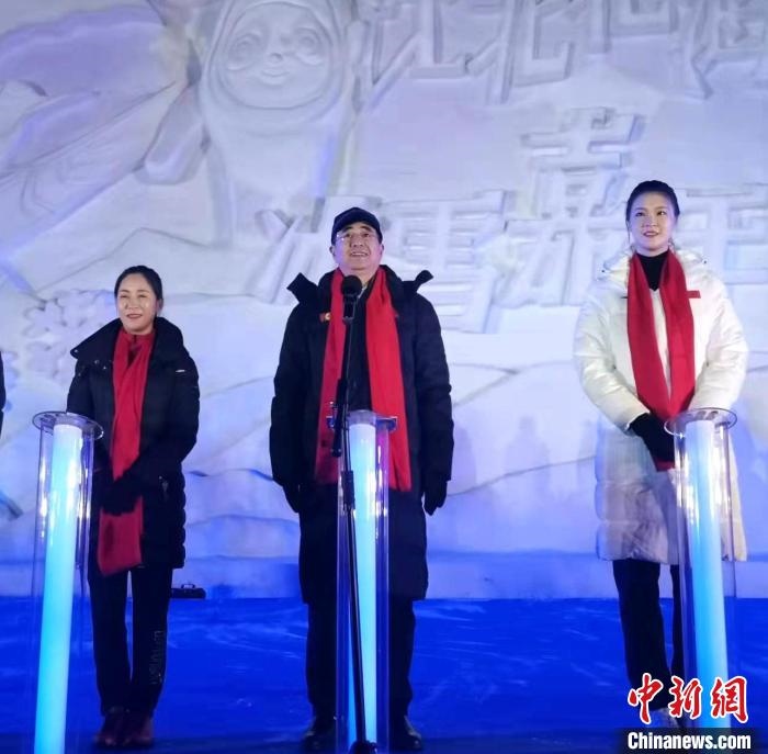 前女排國家隊隊長奧運(yùn)冠軍惠若琪(右一)，中國女子田徑競走奧運(yùn)冠軍王麗萍(左一)助陣當(dāng)晚活動?！≮w桂華 攝