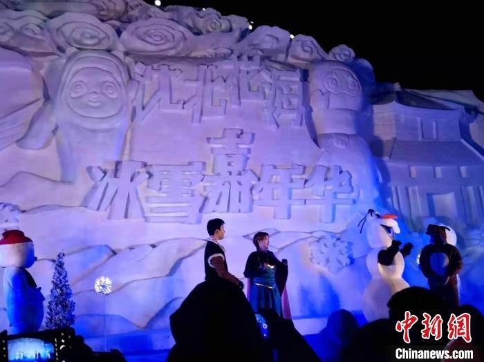 活動現(xiàn)場表演的《冰雪奇緣》很受歡迎。　趙桂華 攝