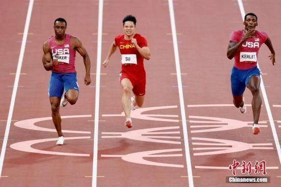 資料圖：北京時間8月1日晚，在東京奧運會男子百米決賽中，中國選手蘇炳添以9.98秒的成績獲得第六名，作為首位闖進(jìn)奧運男子百米決賽的中國人，他再次創(chuàng)造了歷史。圖為蘇炳添在比賽中。<a target='_blank' href='/'>中新社</a>記者 富田 攝