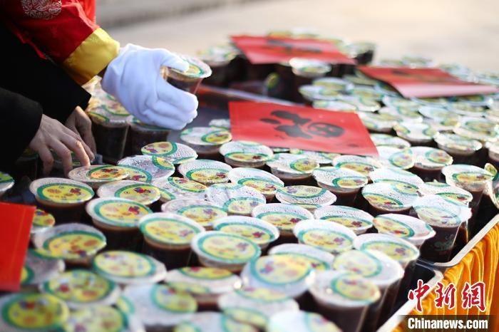 資料圖：工作人員將定制的臘八粥擺放整齊?！°蟛?攝