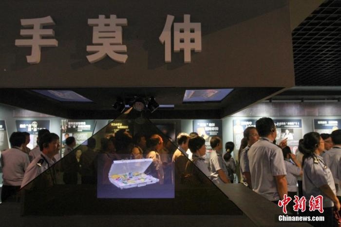 資料圖：2015年10月，海南省公安廳組織黨員干部前往反腐倡廉警示教育基地參觀受教。洪堅鵬 攝