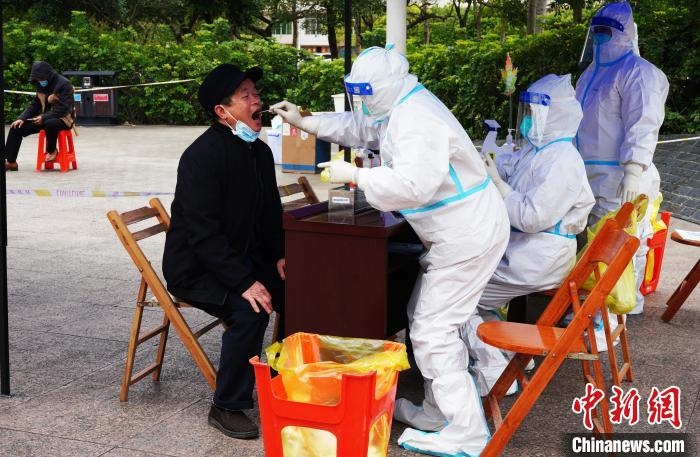 圖為德?？h組織民眾接受核酸檢測。　德?？h融媒體中心供圖